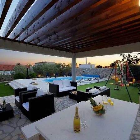 Elder Zadarvillas Vila *